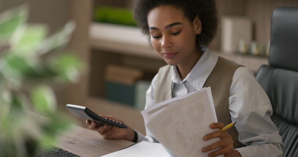 mulher de tiro medio trabalhando como economista