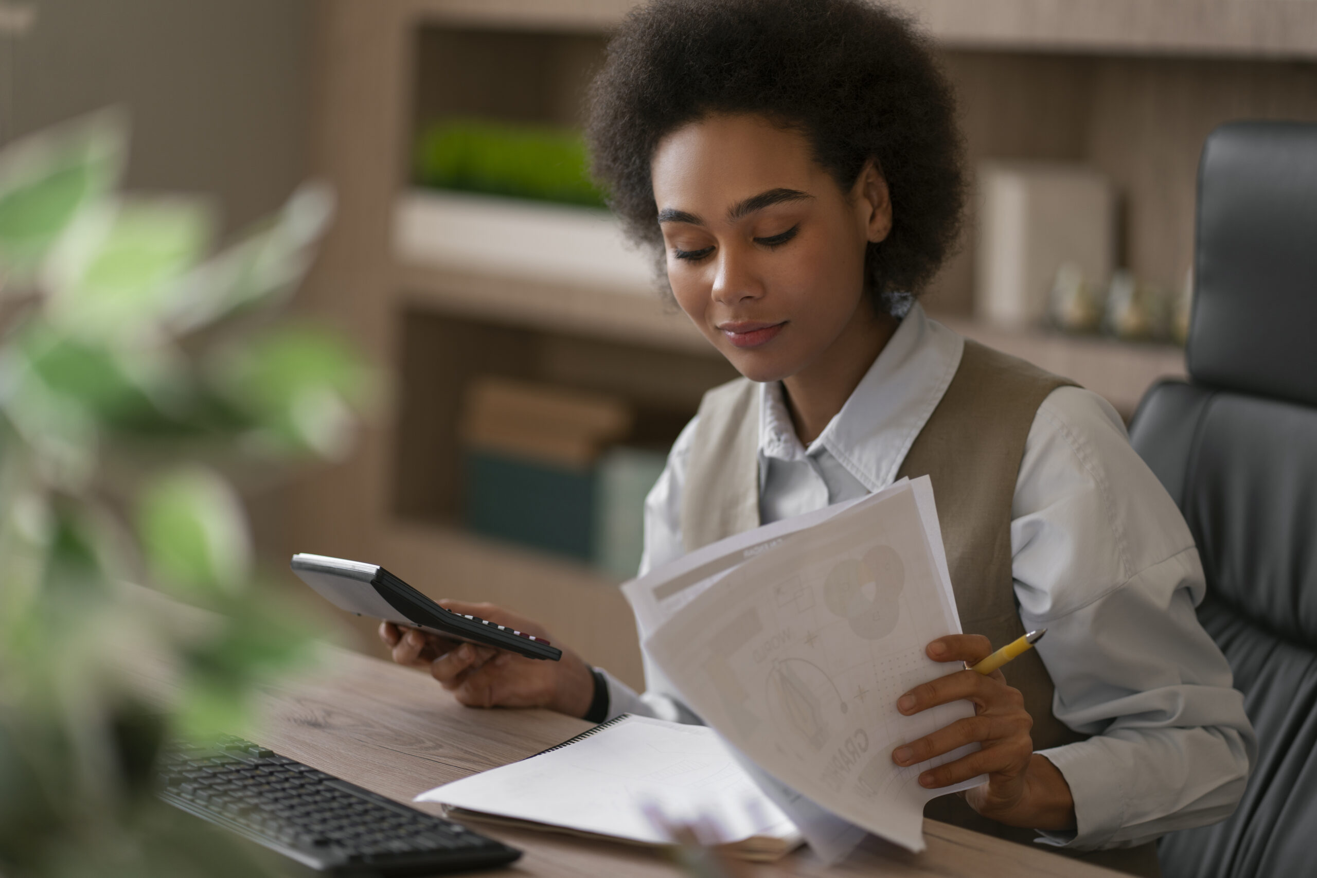 mulher de tiro medio trabalhando como economista scaled