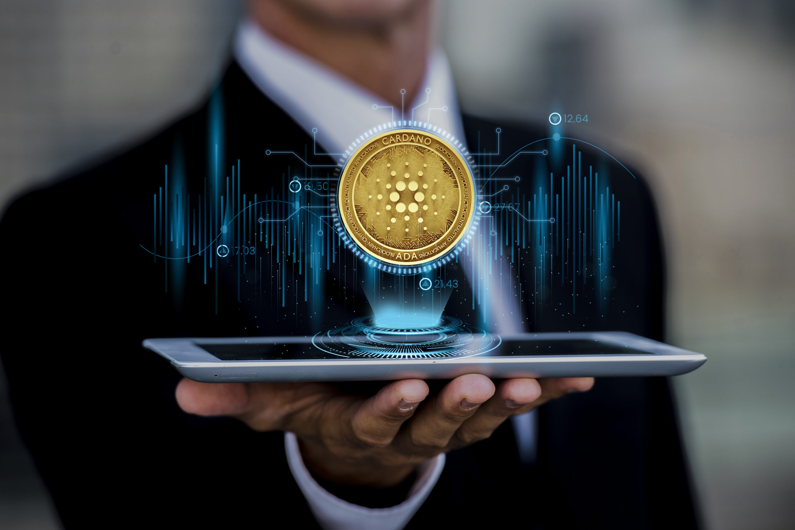 plataforma blockchain cardano com tablet scaled