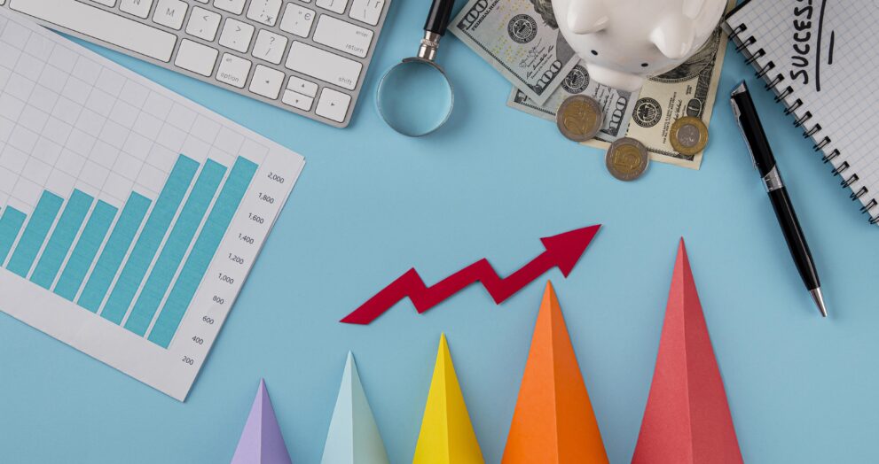 vista superior de itens de negocios com grafico de crescimento e cones coloridos