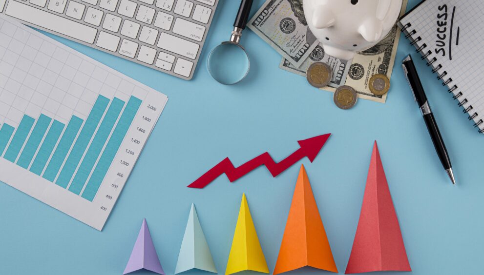 vista superior de itens de negocios com grafico de crescimento e cones coloridos